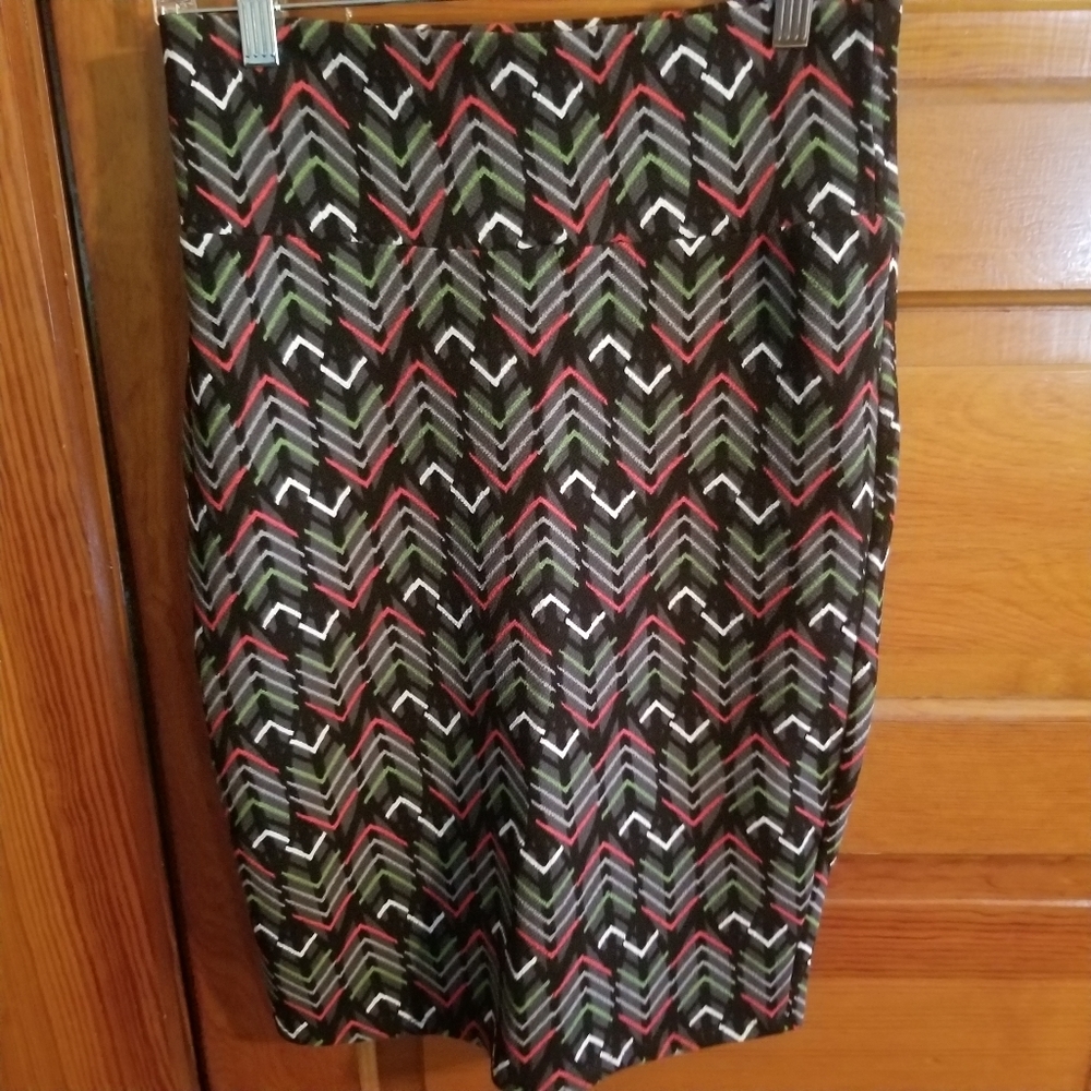 LuLaRoe Cassie Gray/black w/ V pattern Size S